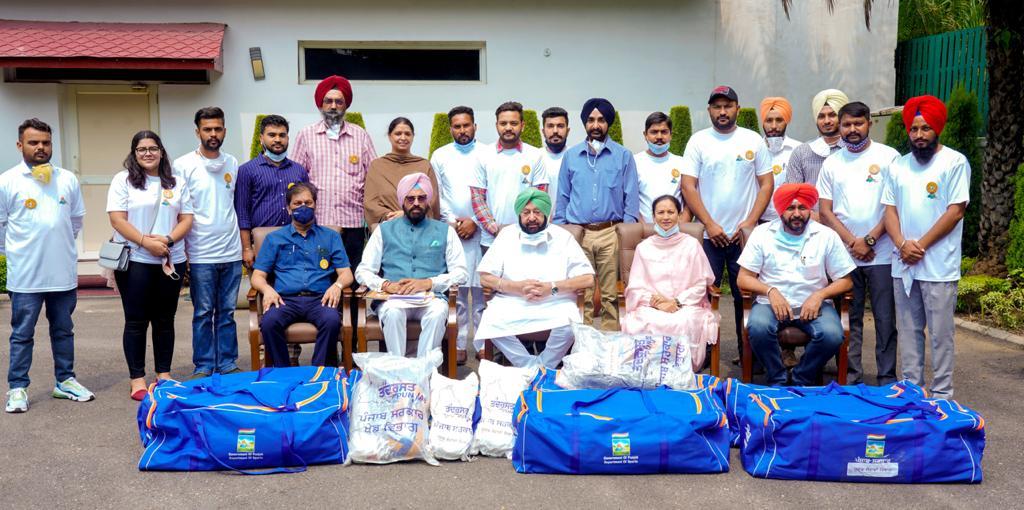 Punjab CM kickstarts distribution of sports kits to corona volunteers on International  Youth Day