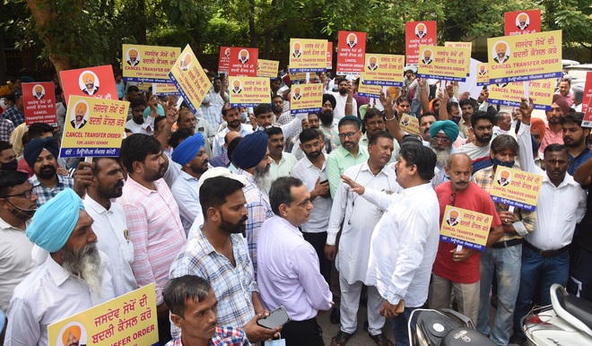 NGOs, employees come in support of Ludhiana MC Secy who was leading drive against poly bags