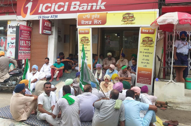 Farmers protest gold auction by Rampura Phul bank