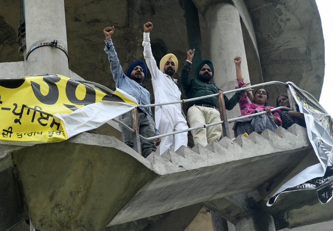 Teachers climb atop water tank despite ban in Mohali