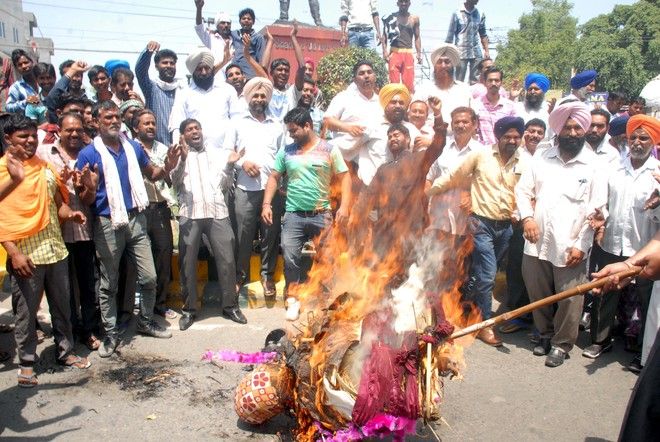 Sanitation workers burn draft of employees’ Bill