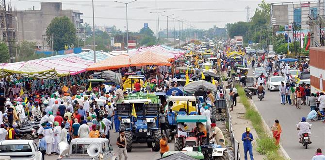 Farmers block Jalandhar-Phagwara NH, rail link over SAP