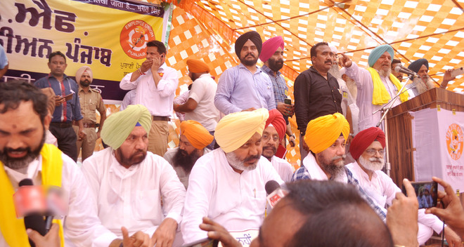 AAP joins pension stir in Patiala, farmer leader Joginder Singh Ugrahan leaves stage