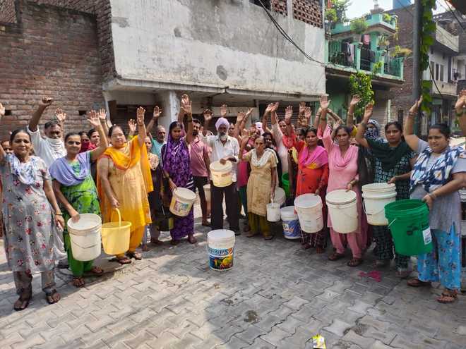 Geeta Nagar residents protest against erratic water supply
