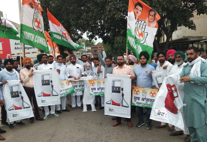 Youth Congress protests inflation, burns Modi’s effigy