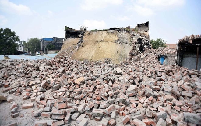 Factory collapse in Ludhiana: Debris blocks way of machines to raze remaining portion