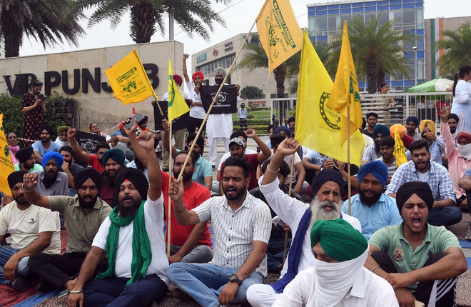 Farm activists stage protests at mall in Kharar, Sector 63