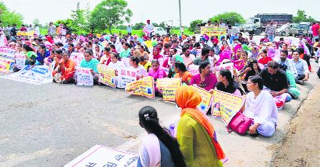 Protesting teachers block Bathinda-Chandigarh National Highway near Jahlan village, demand jobs