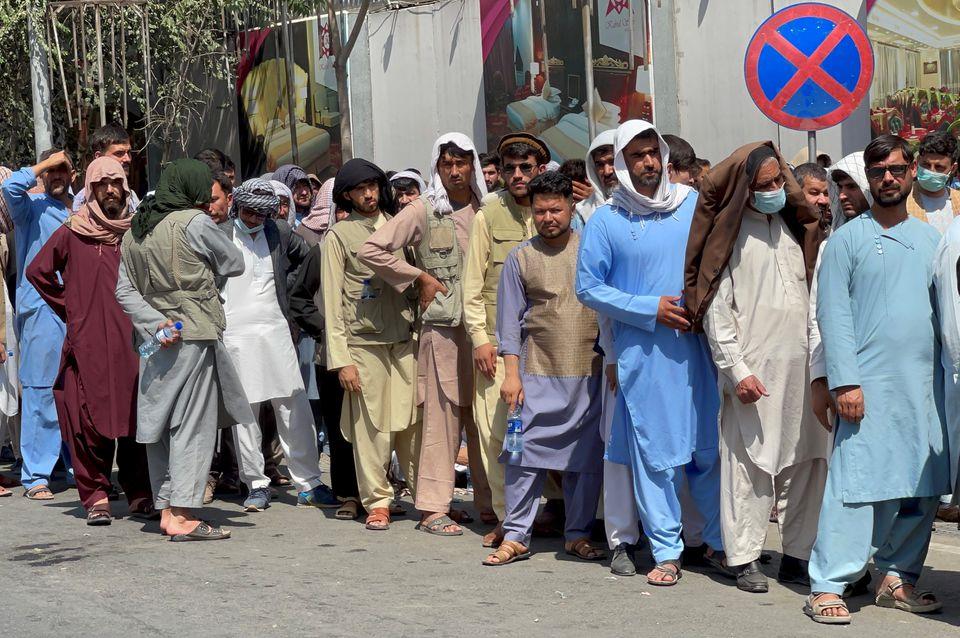 Taliban hand over seized cash, gold to Afghan bank as thousands withdraw their savings