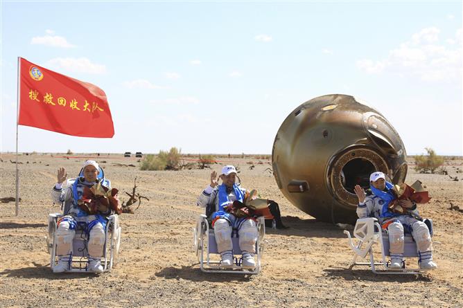 Chinese astronauts safely return to Earth after 90 days; mission to build space station successful