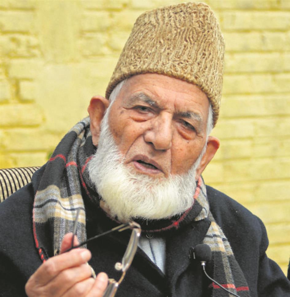 Quiet burial for Geelani in Srinagar amid security