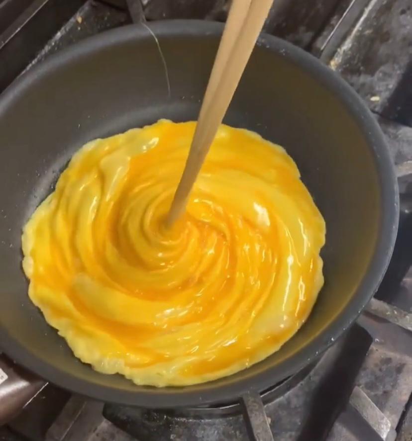 Ever tried this Japanese technique of making omelette? This viral video will leave you impressed