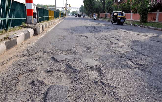 Mohali civic body asks Chandigarh to repair roads