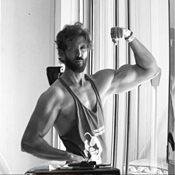 Hrithik Roshan Flaunts His Beefed Up Biceps Pic Goes Viral
