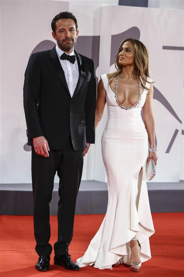 Jennifer Lopez, Ben Affleck flaunt PDA on first red carpet appearance