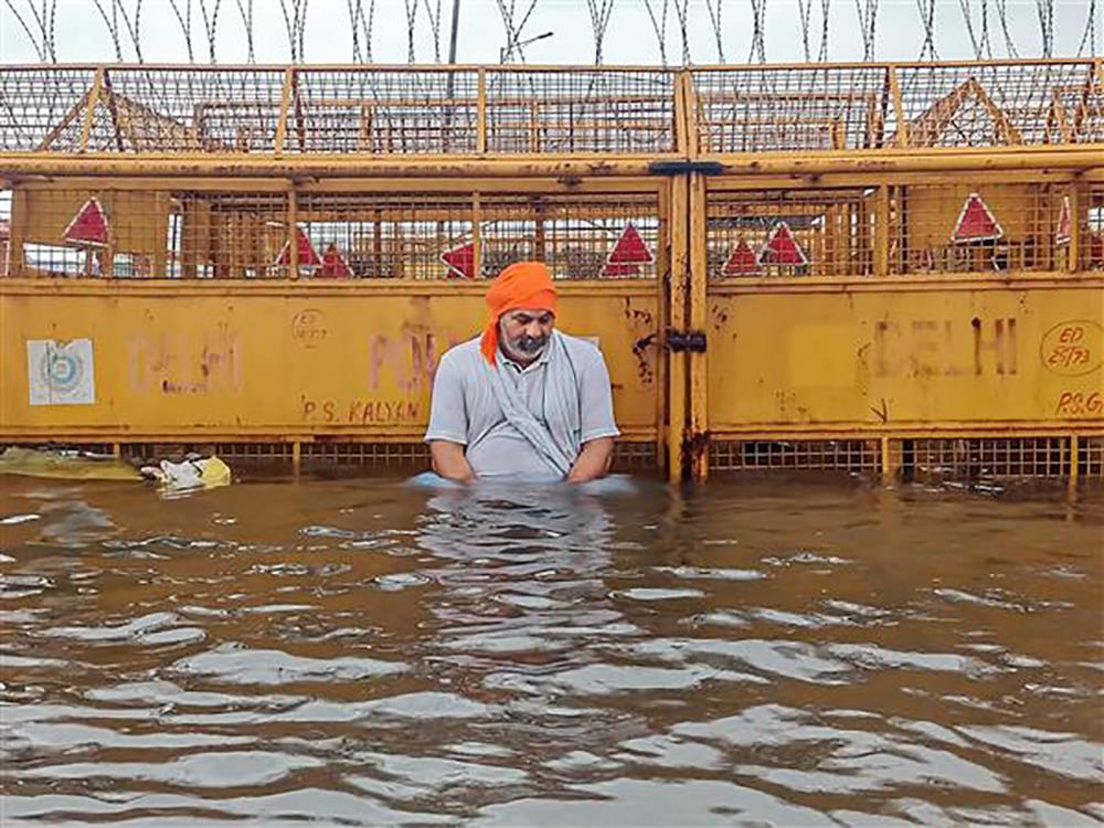 Tikait mocks Kejriwal as Delhi becomes swamp