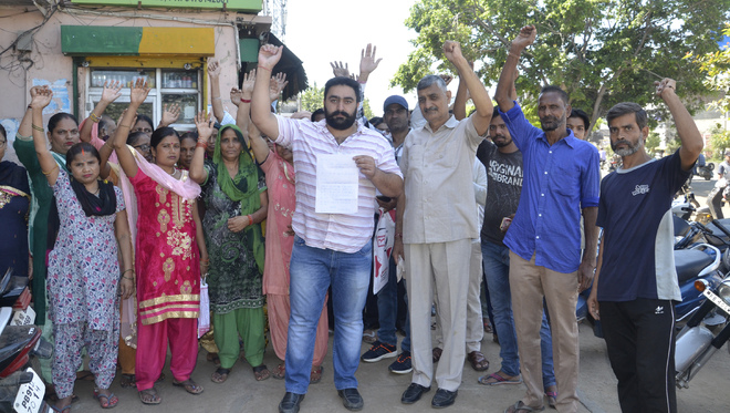 Amarpuri Colony residents protest dirty water supply