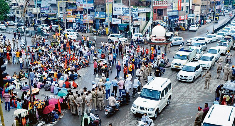 Commuters brave traffic snarls as agitators block Patiala roads