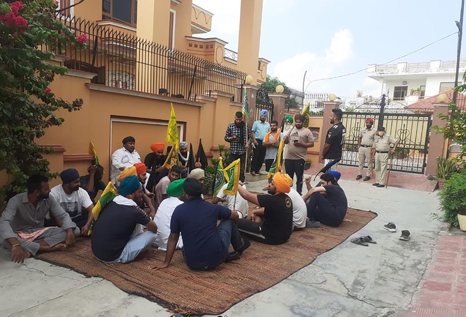 Farmers activists stage sit-in at BJP spokesperson Harinder Singh Kahlon's house in Jalandhar