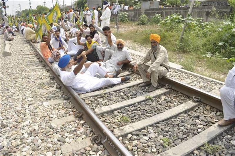 Bharat Band: In Punjab, dharnas at 500 sites; unions block 20 railway tracks