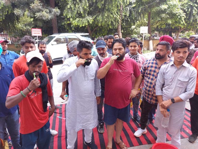 Residents protest by brushing teeth, bathing at Ludhiana MC office