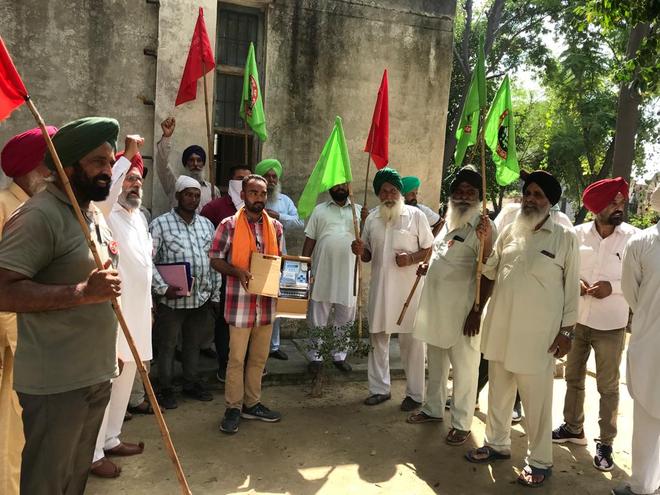Samyukt Kisan Morcha activists oppose move to install prepaid smart electricity meters