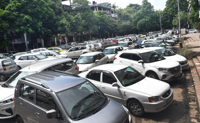 Deadline over, haphazard parking still the norm at paid facilities in Chandigarh