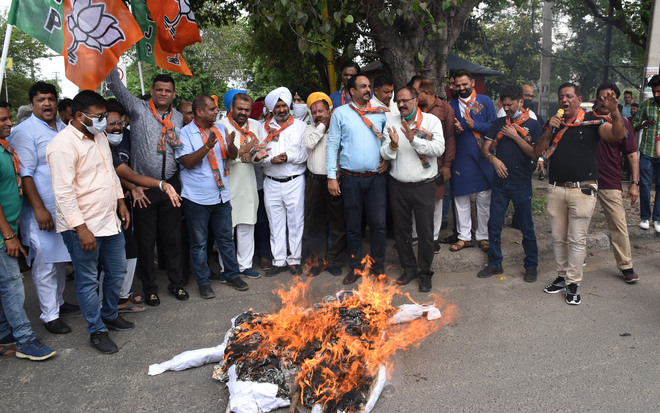 BJP activists burn effigies of minister Bharat Bhushan Ashu, Ludhiana Improvement Trust Chairman