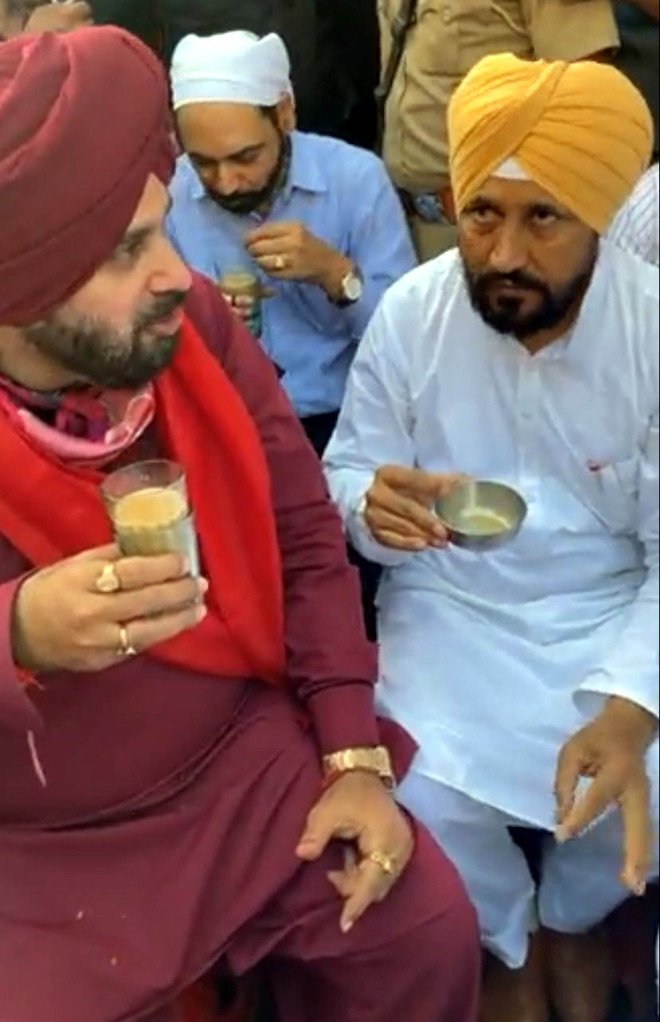 Punjab CM's surprise halt at Giani Tea Stall in Amritsar