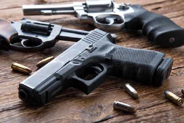 Two notorious criminals held with illegal weapon