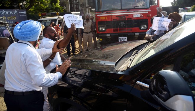 Protest against Delhi CM Arvind Kejriwal, probe ordered