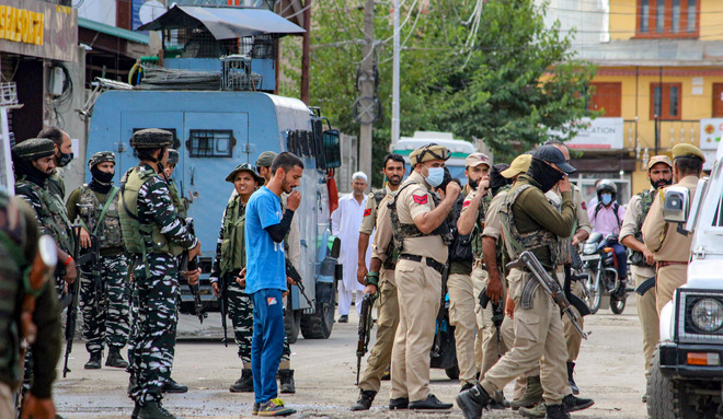 CRPF jawan, civilian injured  in Srinagar grenade attack