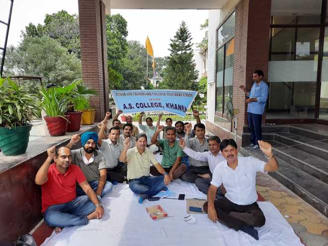 Teachers stage sit-in to seek UGC pay scales