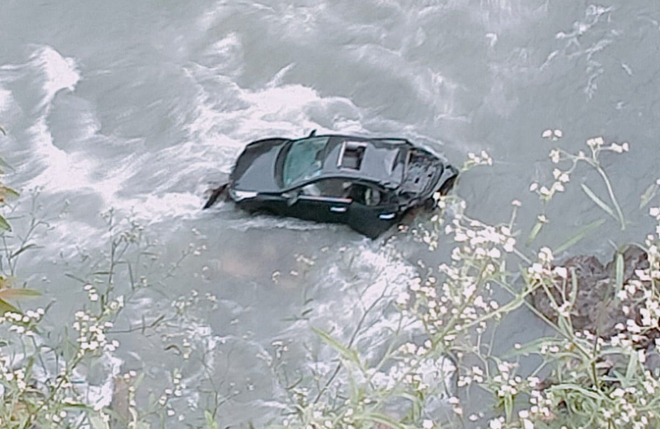 Car falls into Beas in Mandi, driver remains untraceable