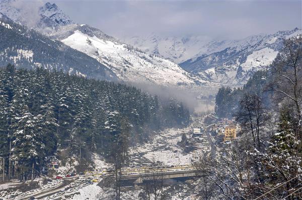 Upper areas of Kullu, Shimla cut off due to heavy snowfall