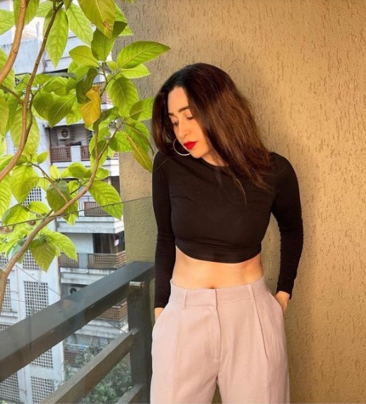 Karisma Kapoor shows off abs in Saturday morning photo