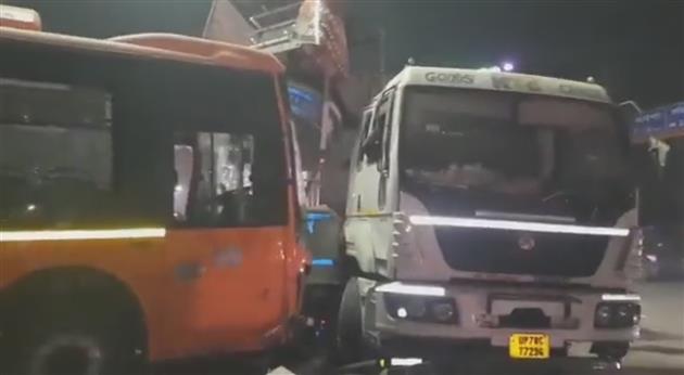 6 killed as electric bus runs over bystanders in Kanpur