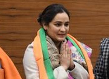 In poll fray, Aparna Yadav seeks Mulayam Singh Yadav's blessings