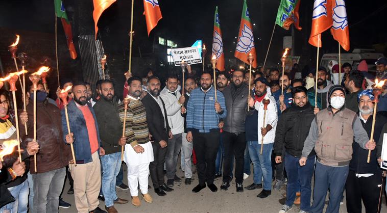BJYM workers take out torch march in Ludhiana