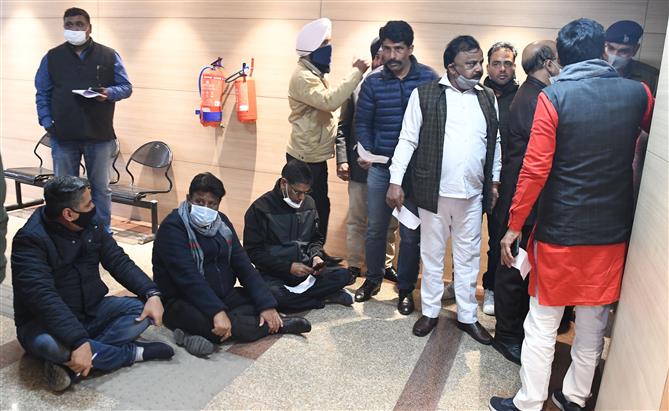 Questions raised over 'chinks' in Chandigarh AAP
