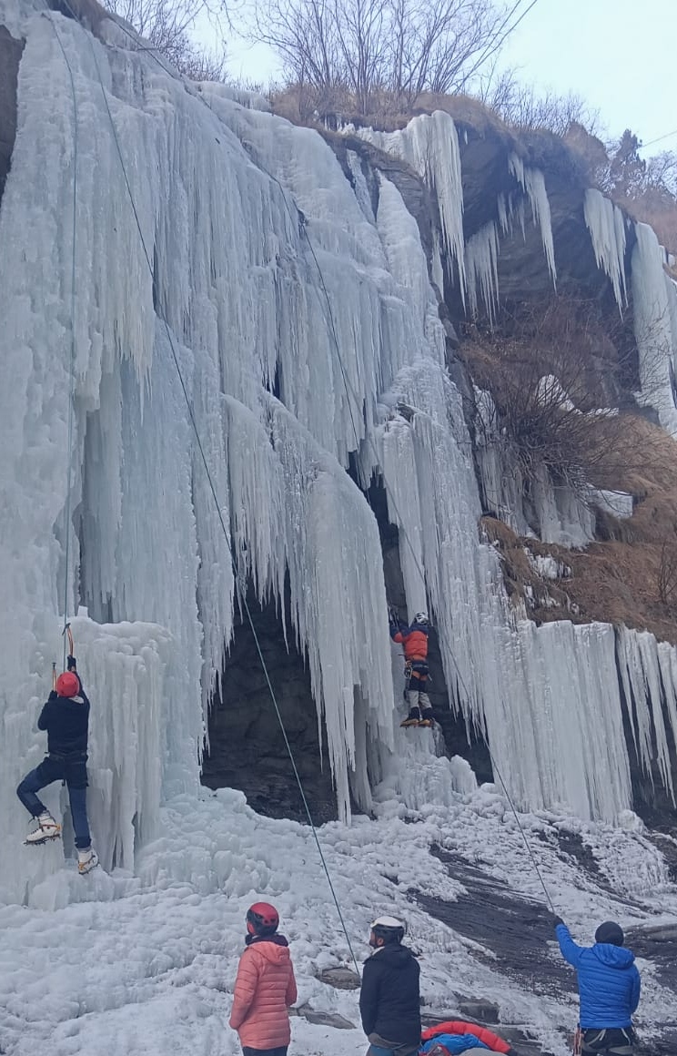 Himachal: Ice climbing at Commander Nullah in Lahaul gets popular