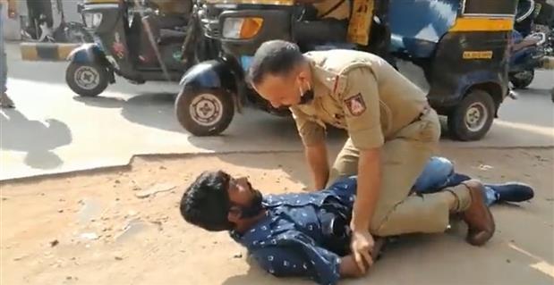 WATCH: In Bollywood-style chase scene, cop pins down mobile 'thief' in Karnataka's Mangaluru