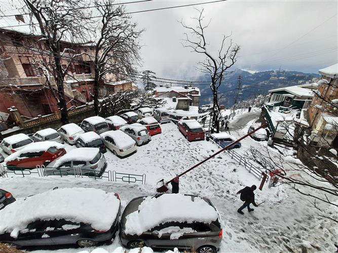 Fresh snowfall throws life out of gear, 557 roads blocked in Himachal