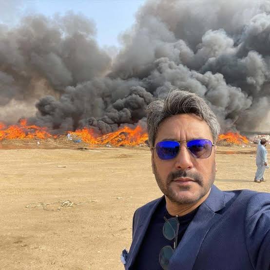 A calm selfie is all it took for Pakistani actor Adnan Siddiqui to set Twitter on fire