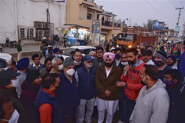 Zirakpur MC chief meets protesting Nagla residents