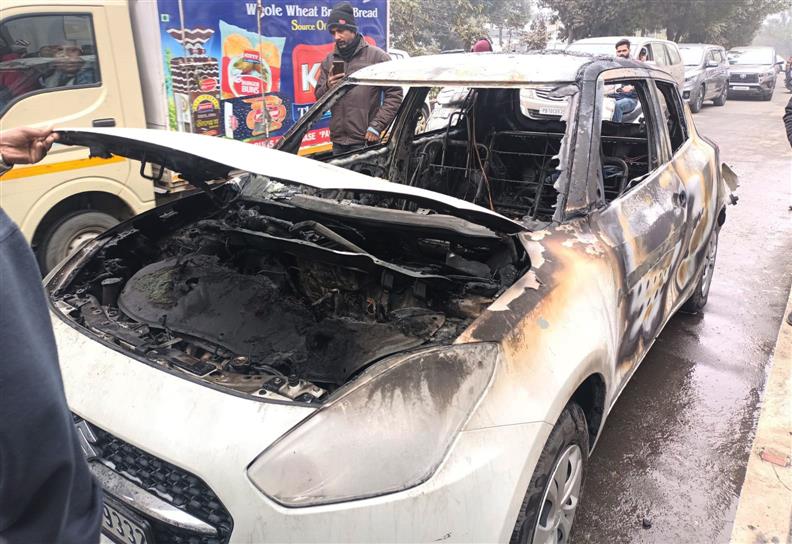 Car catches fire on PAU road near Kitchlu Nagar, occupants have narrow escape