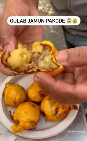 Watch: After Oreo Maggi and Fanta Omelette, Delhi street vendor makes Gulab Jamun Pakodas