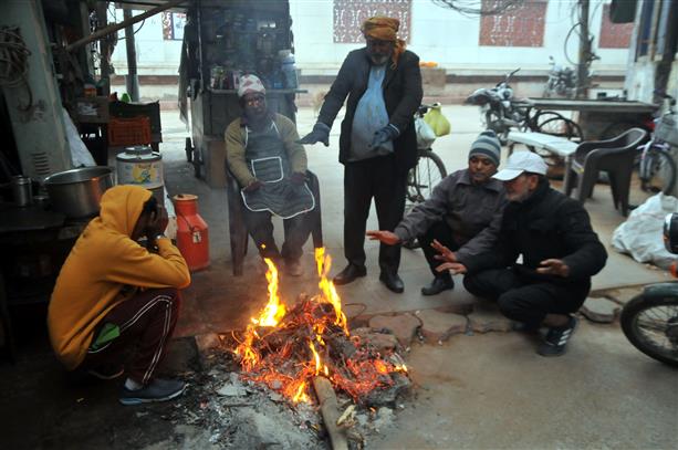 Amritsar: Power cuts in harsh winter irk people
