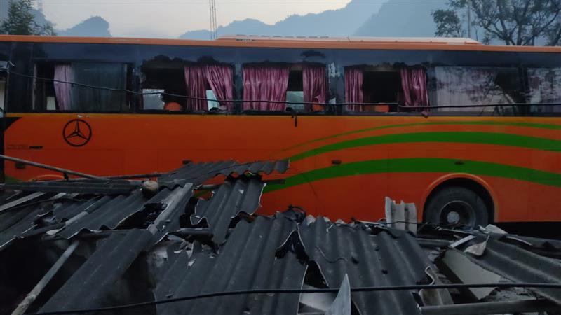 3 injured as Manali-Chandigarh Volvo bus collides with gate of powerhouse in Himachal’s Mandi