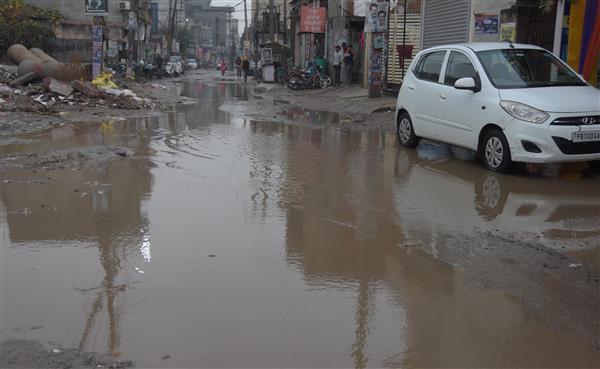 Ludhiana: Protest over poor condition of road in Chandar Nagar